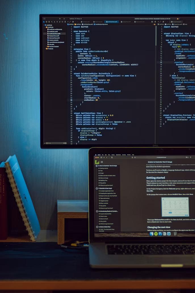 Skjermbilde av kodeeditor med AI-assistentpanel til høyre